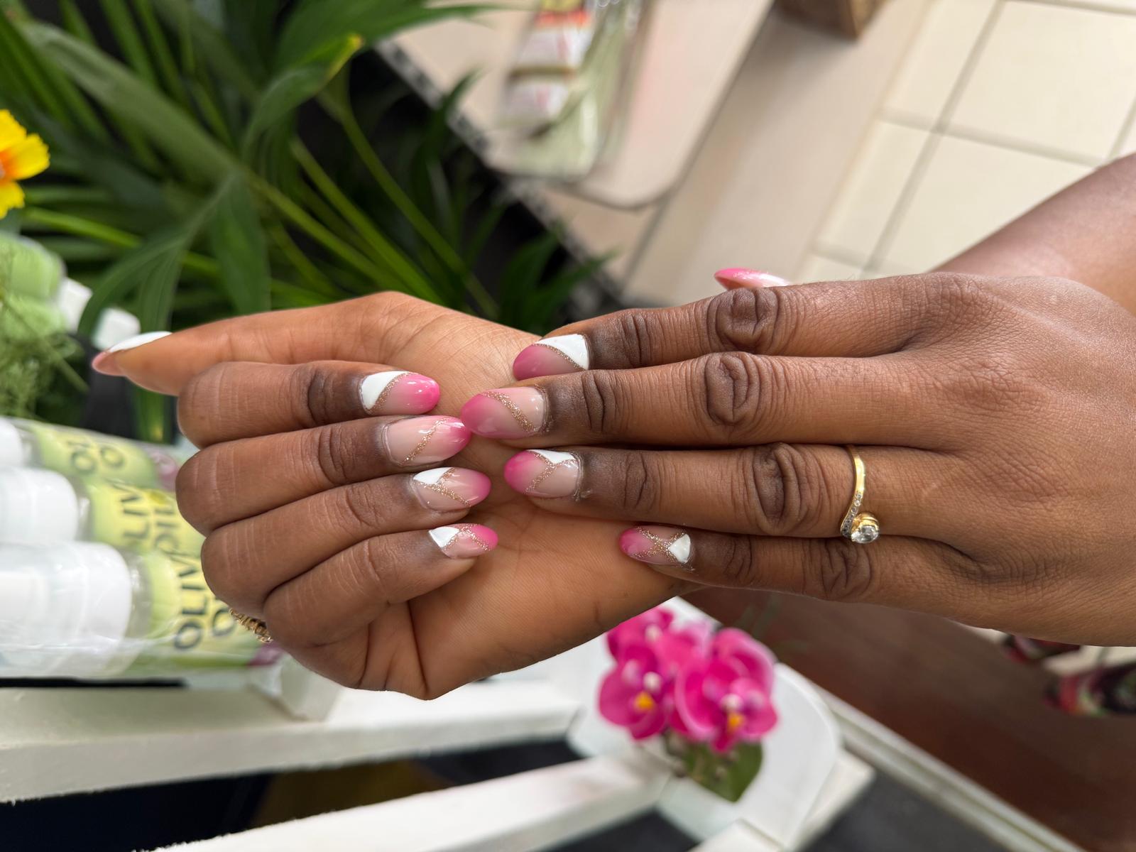 Réalisation onglerie — vernis bleu pastel nacré, mains ouvertes