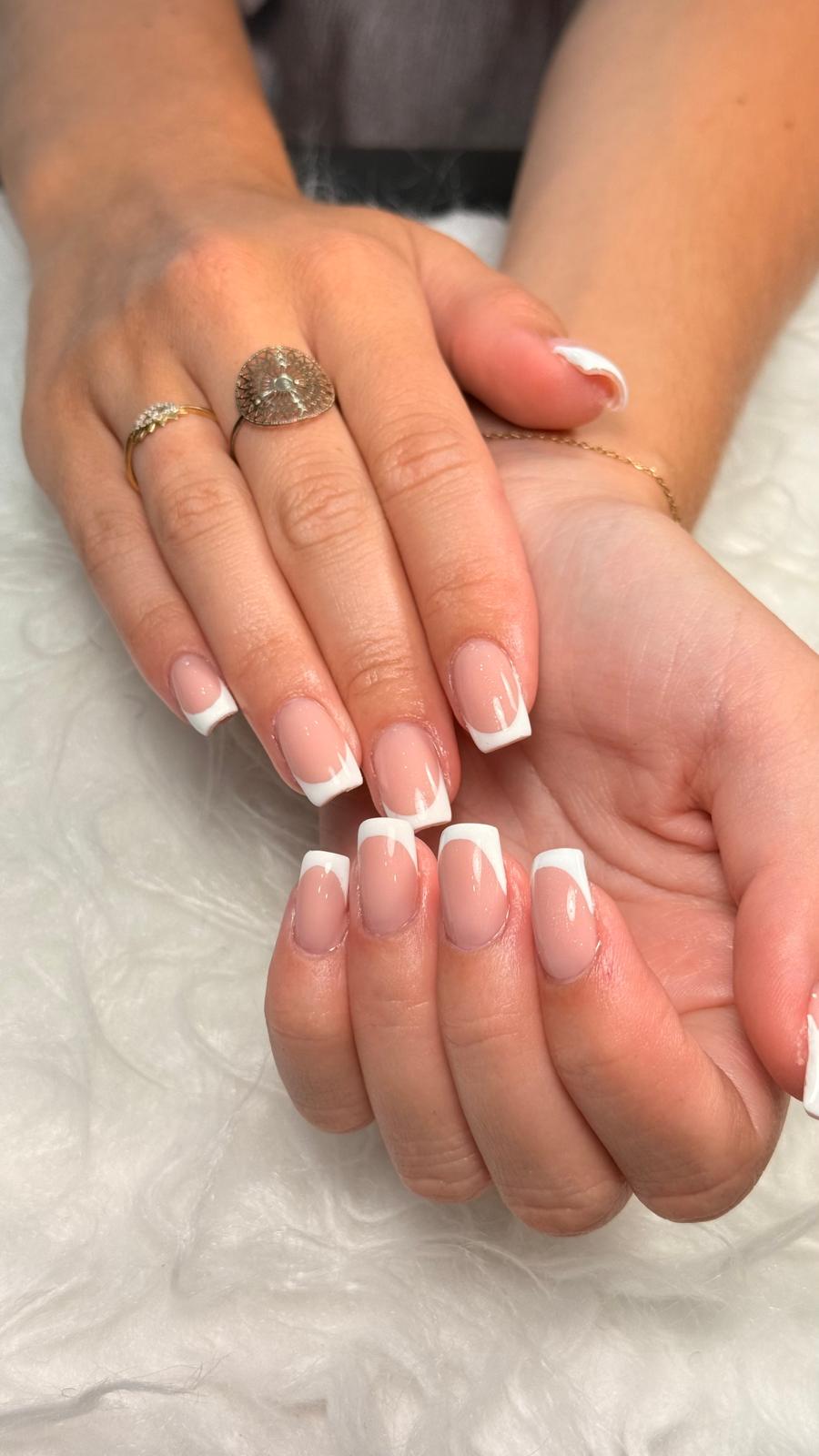 Réalisation onglerie — dégradé rose et blanc