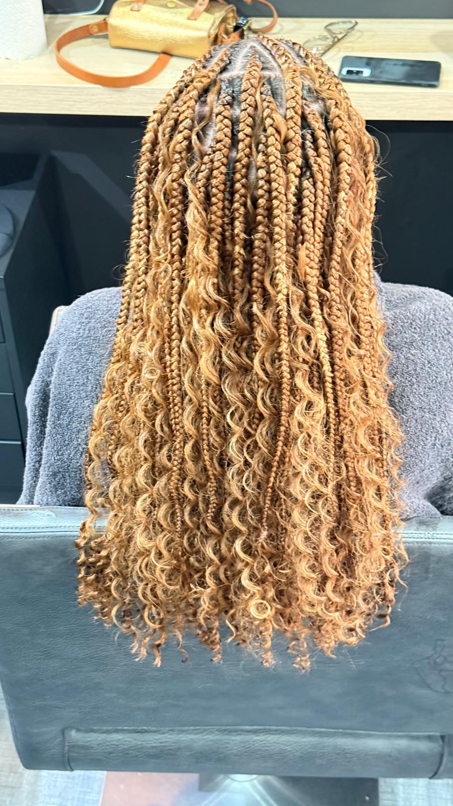 Réalisation tressage — cornrows avec perles dorées, vue de dessus