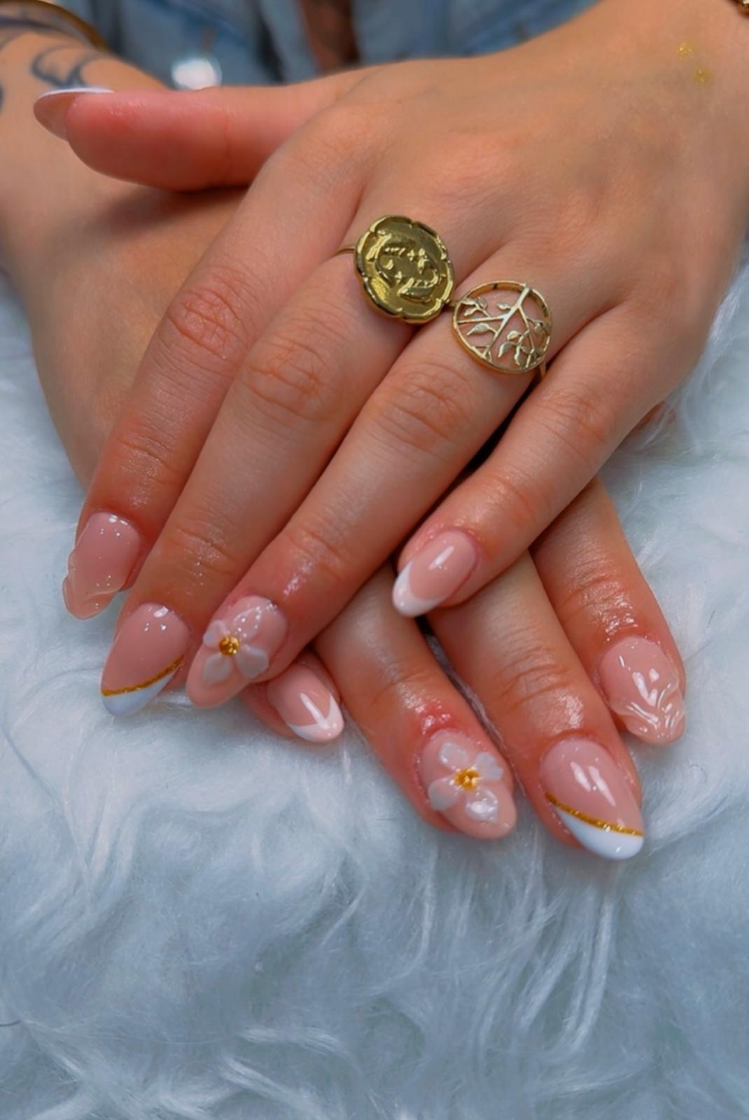 Réalisation onglerie — nail art multicolore fleurs
